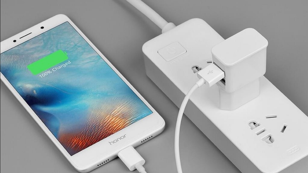 pLässt-Du-auch-wie-viele-das-Ladegerät-deines-Honor-Smartphones-in-der