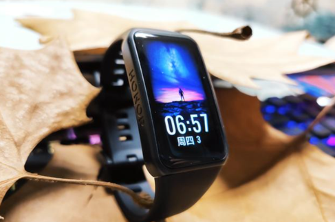 pspanVor-einem-Monat-hat-HONOR-das-neue-HONOR-Band-6-für-China-auf-den