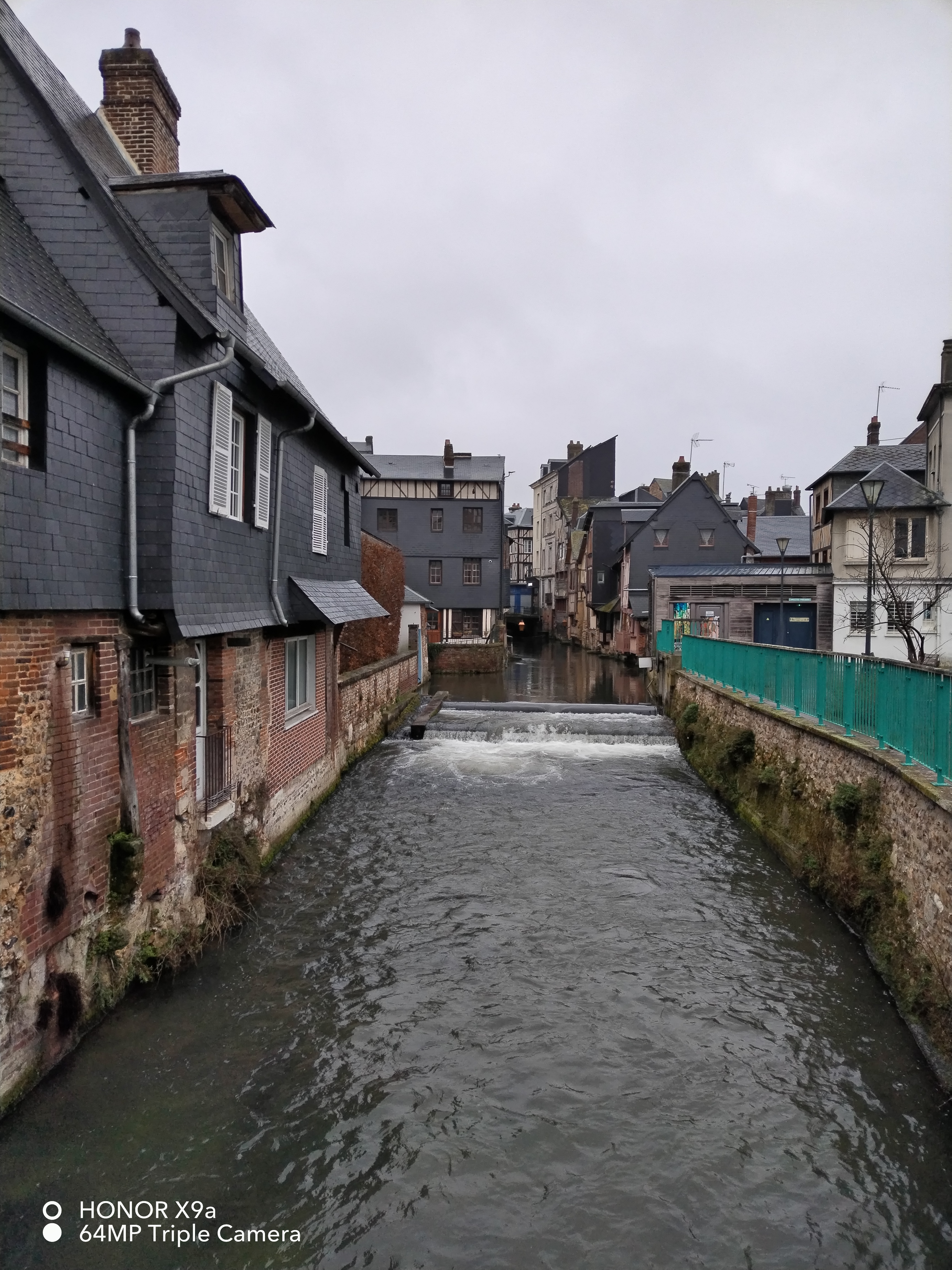 pBonjourppbrppUne-petite-halte-en-ville-tôt-ce-matin-pour-vous-offrir
