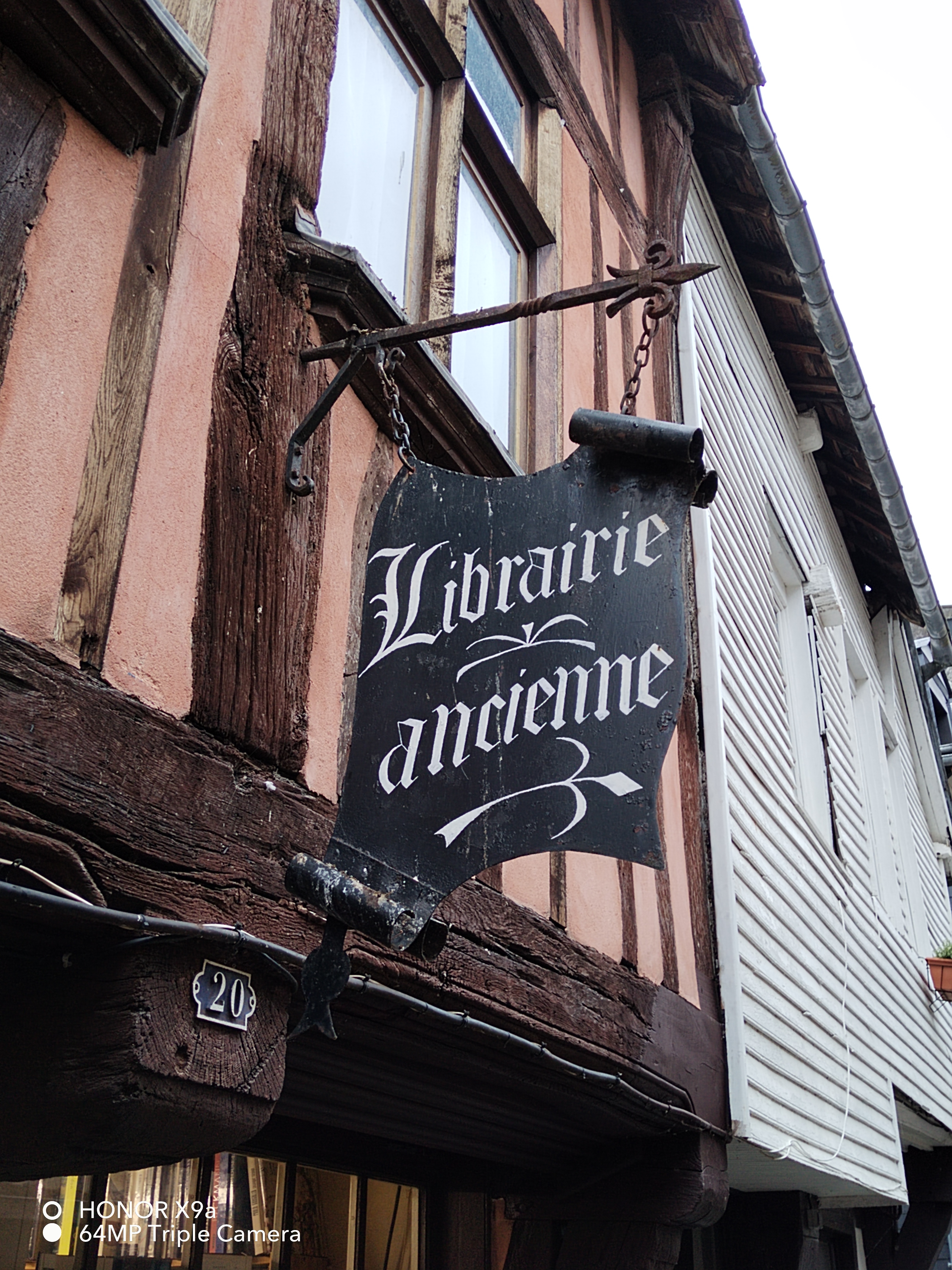 pBonjourppbrppUne-petite-halte-en-ville-tôt-ce-matin-pour-vous-offrir