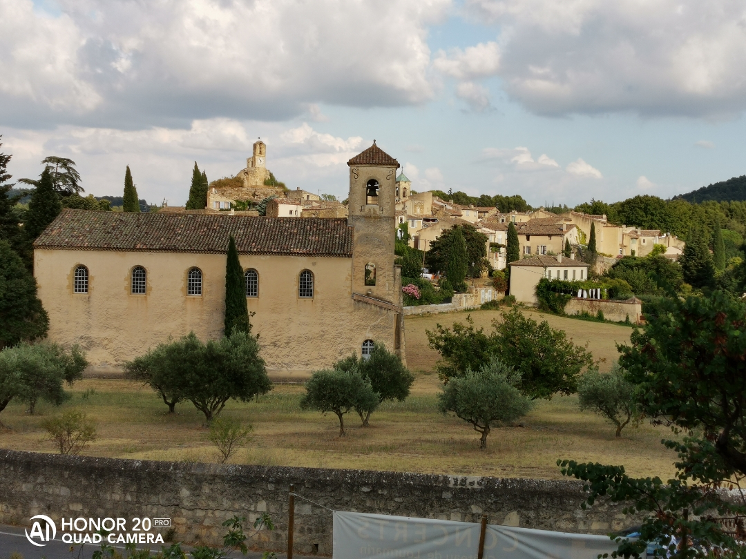pUne-vue-du-village-de-Lourmarin-depuis-le-châteauTrès-beau-village