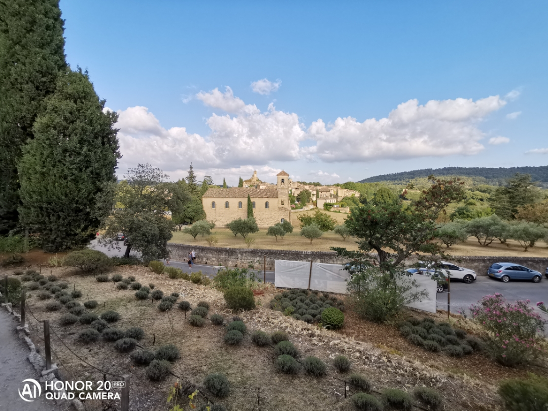 pUne-vue-du-village-de-Lourmarin-depuis-le-châteauTrès-beau-village