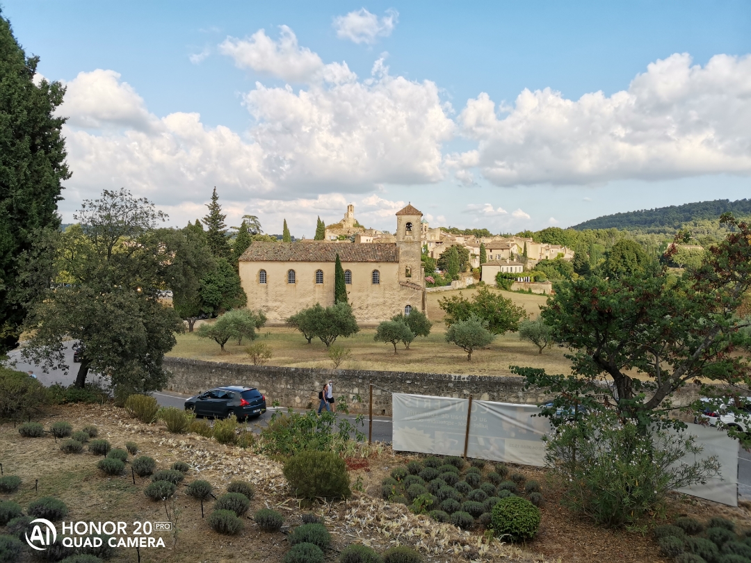 pUne-vue-du-village-de-Lourmarin-depuis-le-châteauTrès-beau-village