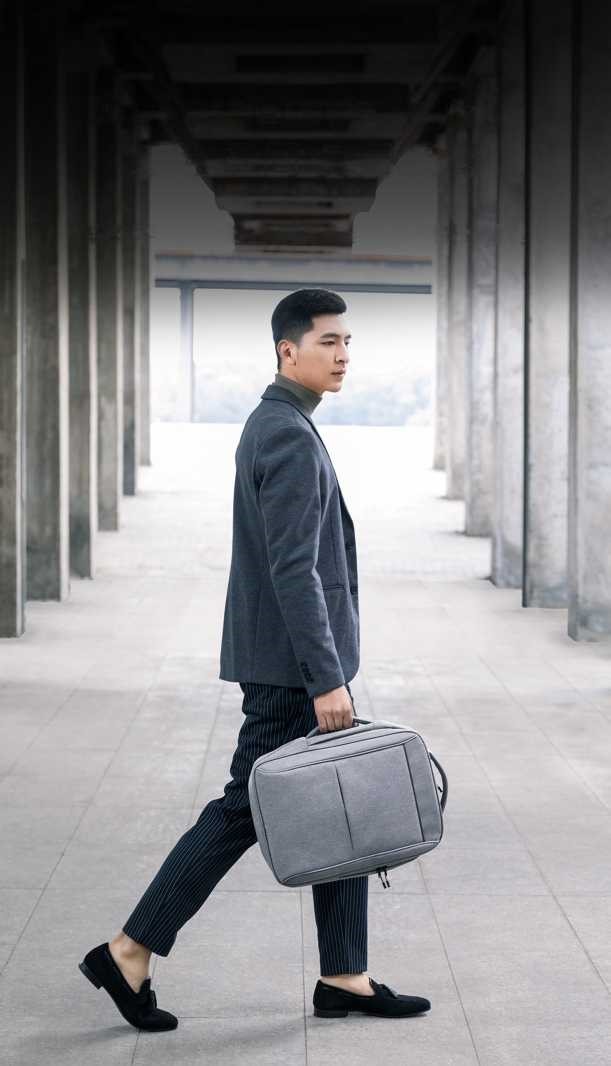 Honor-se-lance-dans-les-sacs-à-dos-