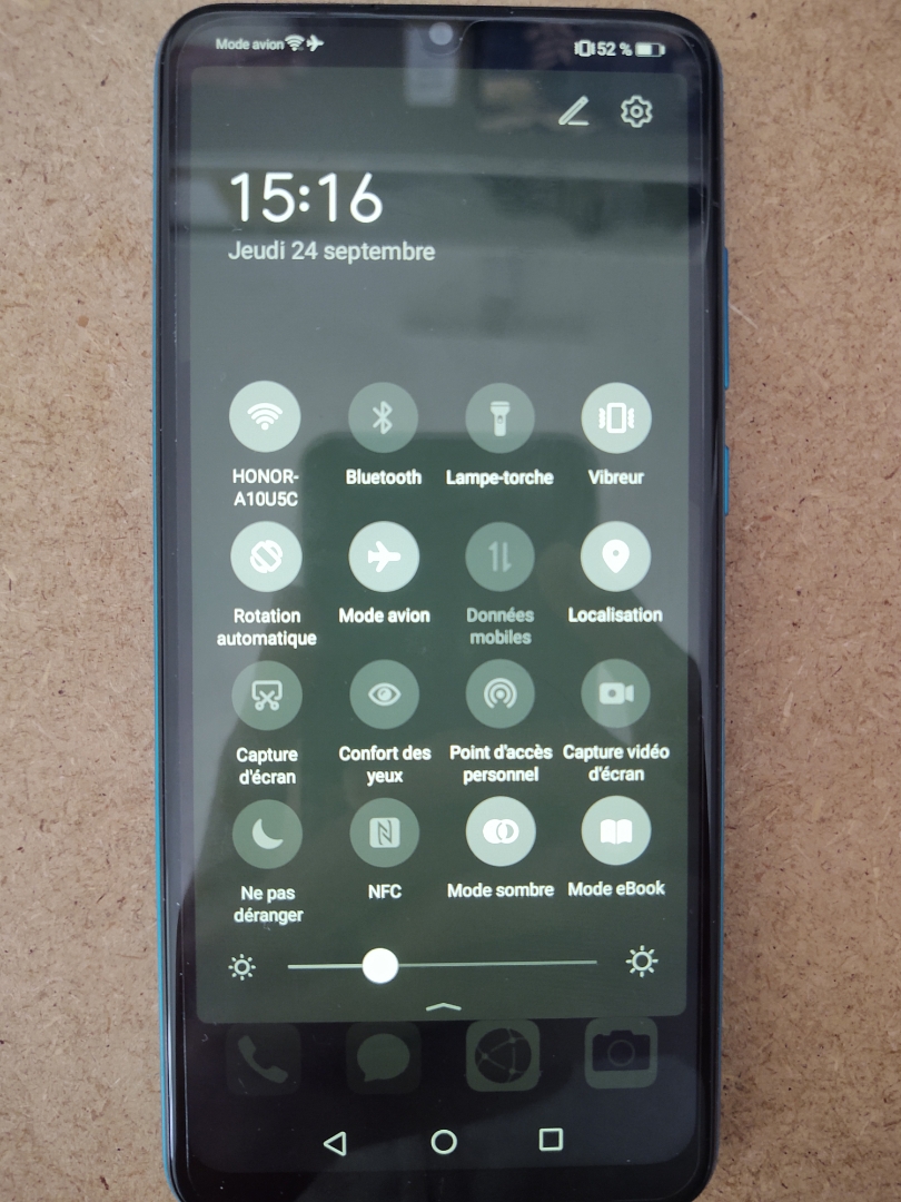 pBonjourppbrppen-utilisation-nocturne-lécran-du-smartphone-émet-une