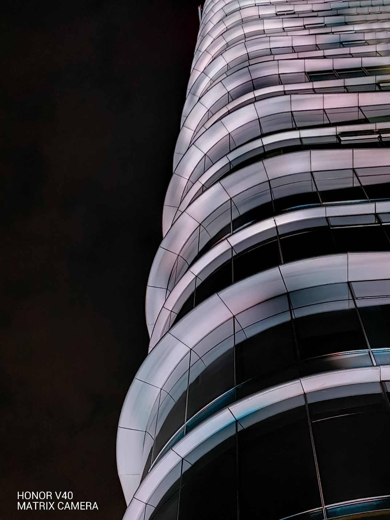 pspanLe-HONOR-V40-est-équipé-de-3-caméras-de-forme-rectangulaire---la