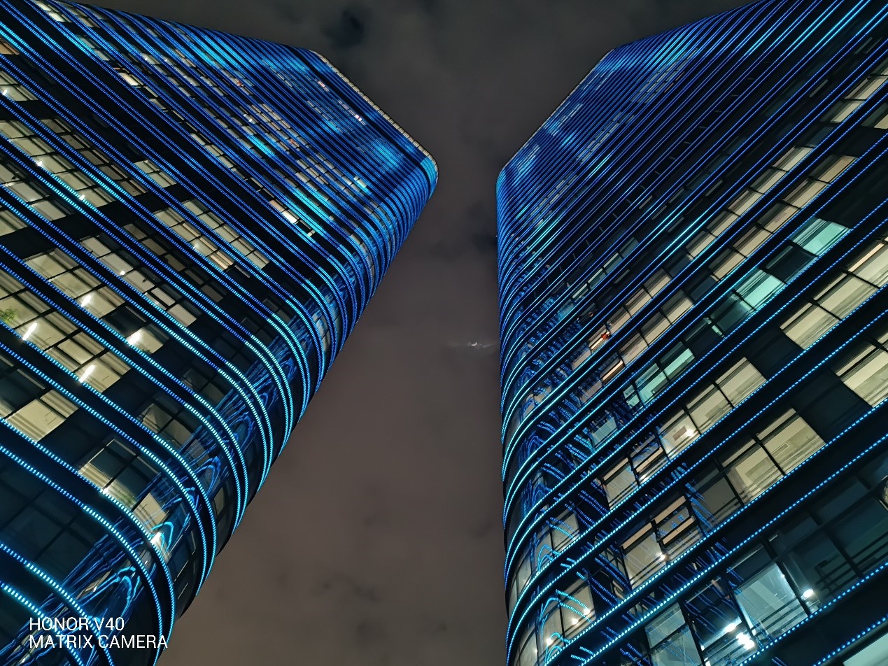 pspanLe-HONOR-V40-est-équipé-de-3-caméras-de-forme-rectangulaire---la