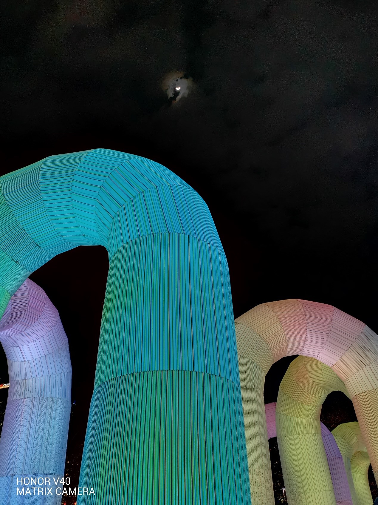 pspanLe-HONOR-V40-est-équipé-de-3-caméras-de-forme-rectangulaire---la