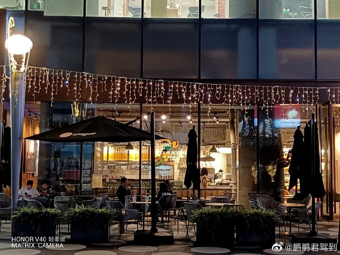 pBonjourppbrppLe-dernier-modèle-de-téléphone-Honor-présenté-hier-en