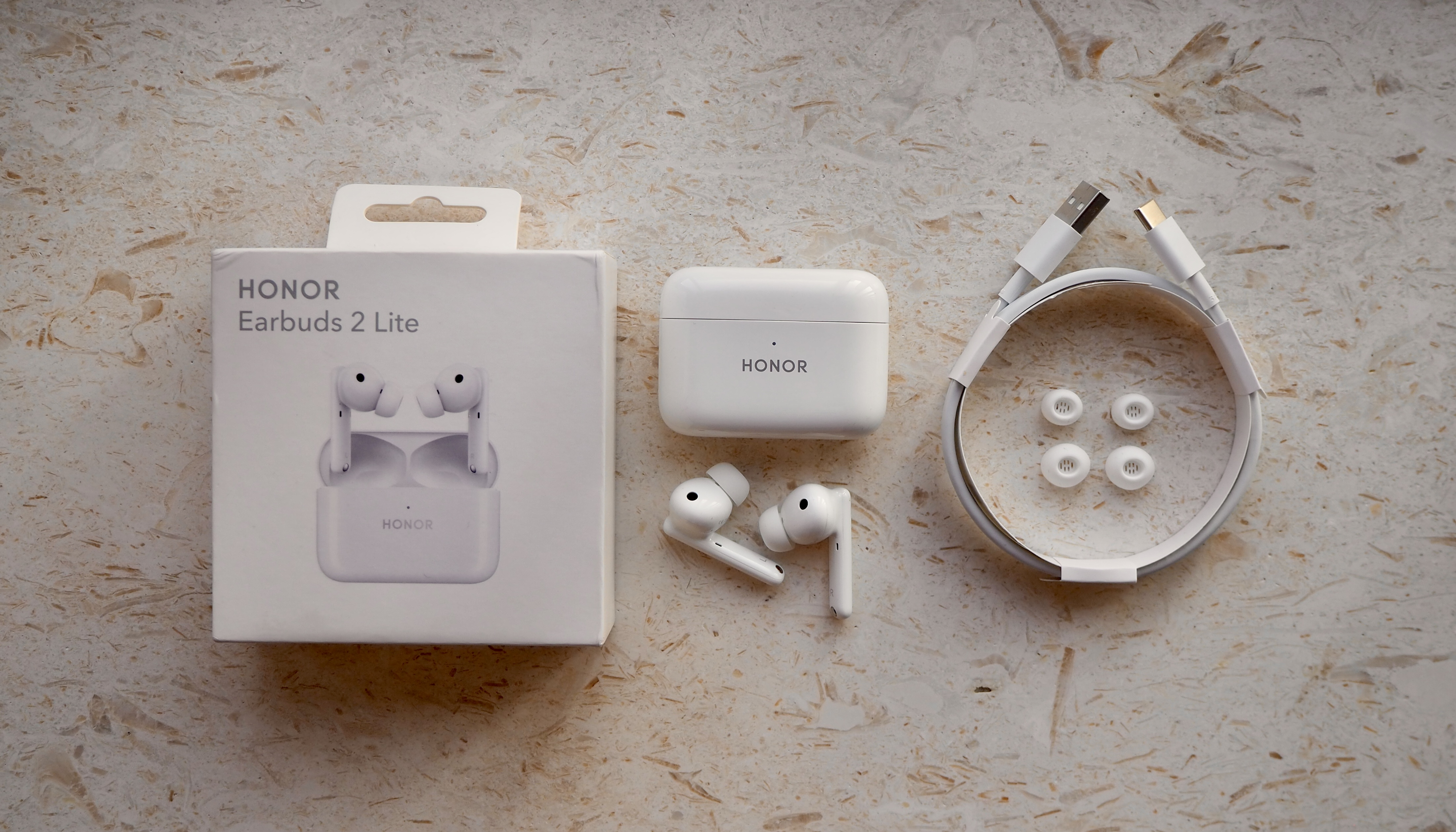 pspanSe-détendre-au-soleil-siroter-une-boisson-fraîche-écouter-un-mix