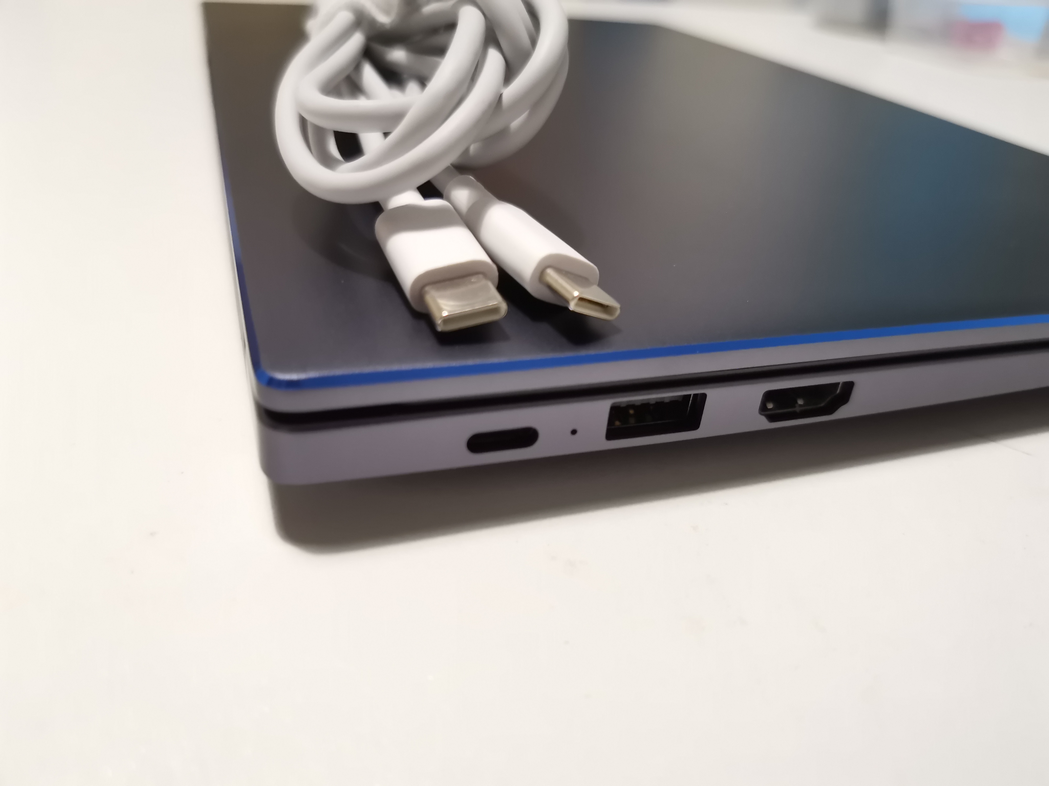 Honor-MagicBook-14-caricabile-con-una-power-bank