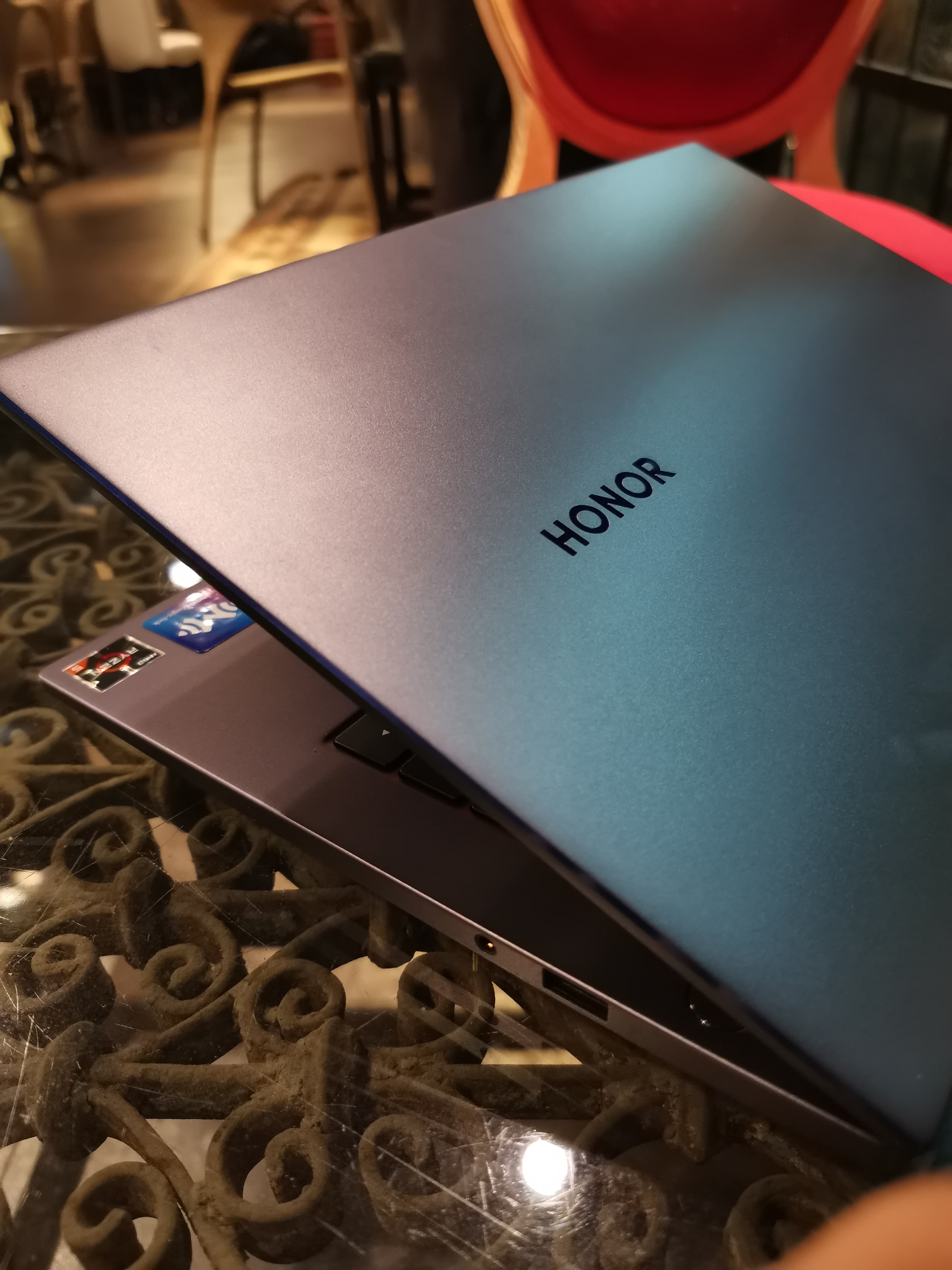 Honor-MagicBook-14-caricabile-con-una-power-bank