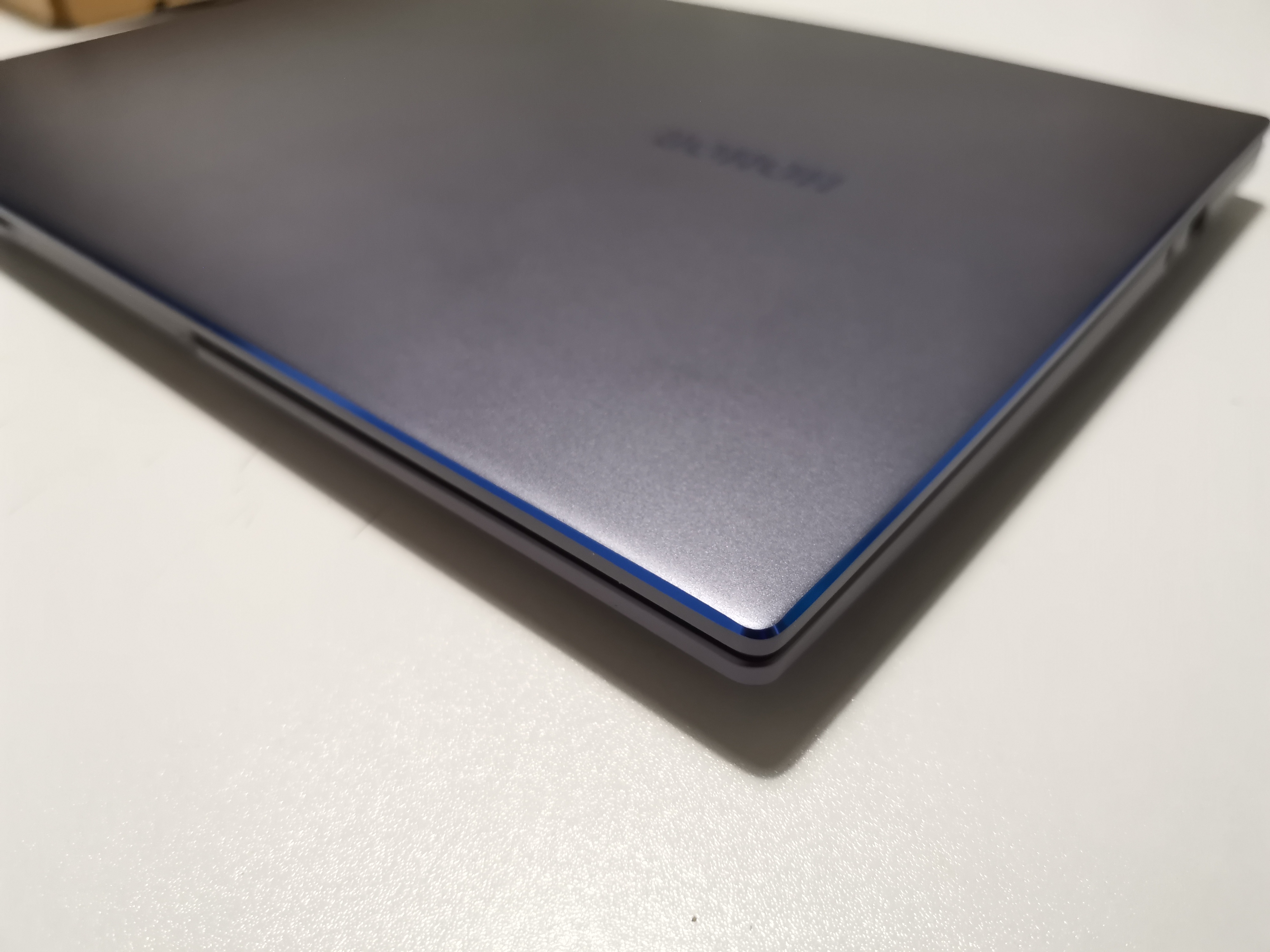Honor-MagicBook-14-caricabile-con-una-power-bank