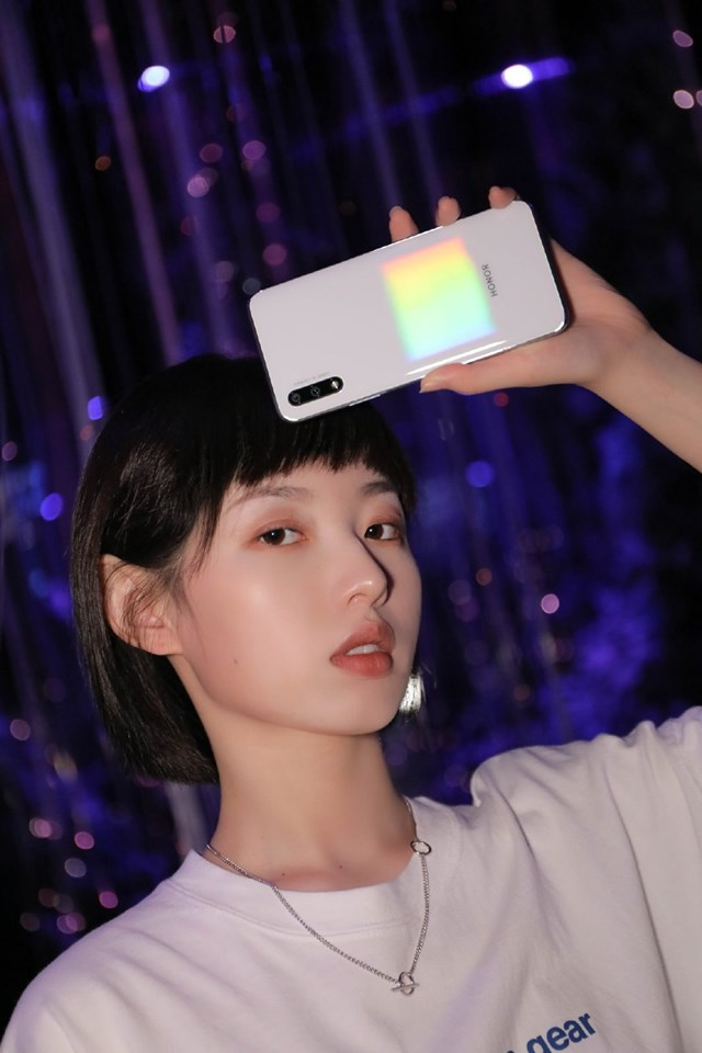 HONOR-9X-Icelandic-White-Color-and-Its-Gradient-effects