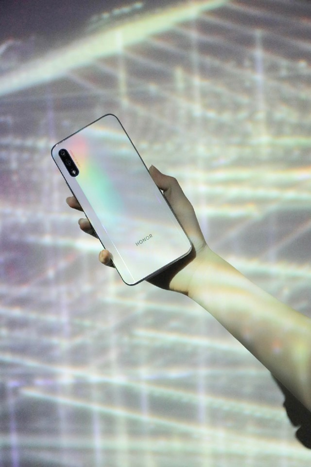 HONOR-9X-Icelandic-White-Color-and-Its-Gradient-effects