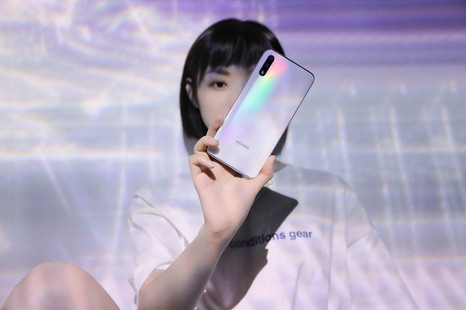 HONOR-9X-Icelandic-White-Color-and-Its-Gradient-effects