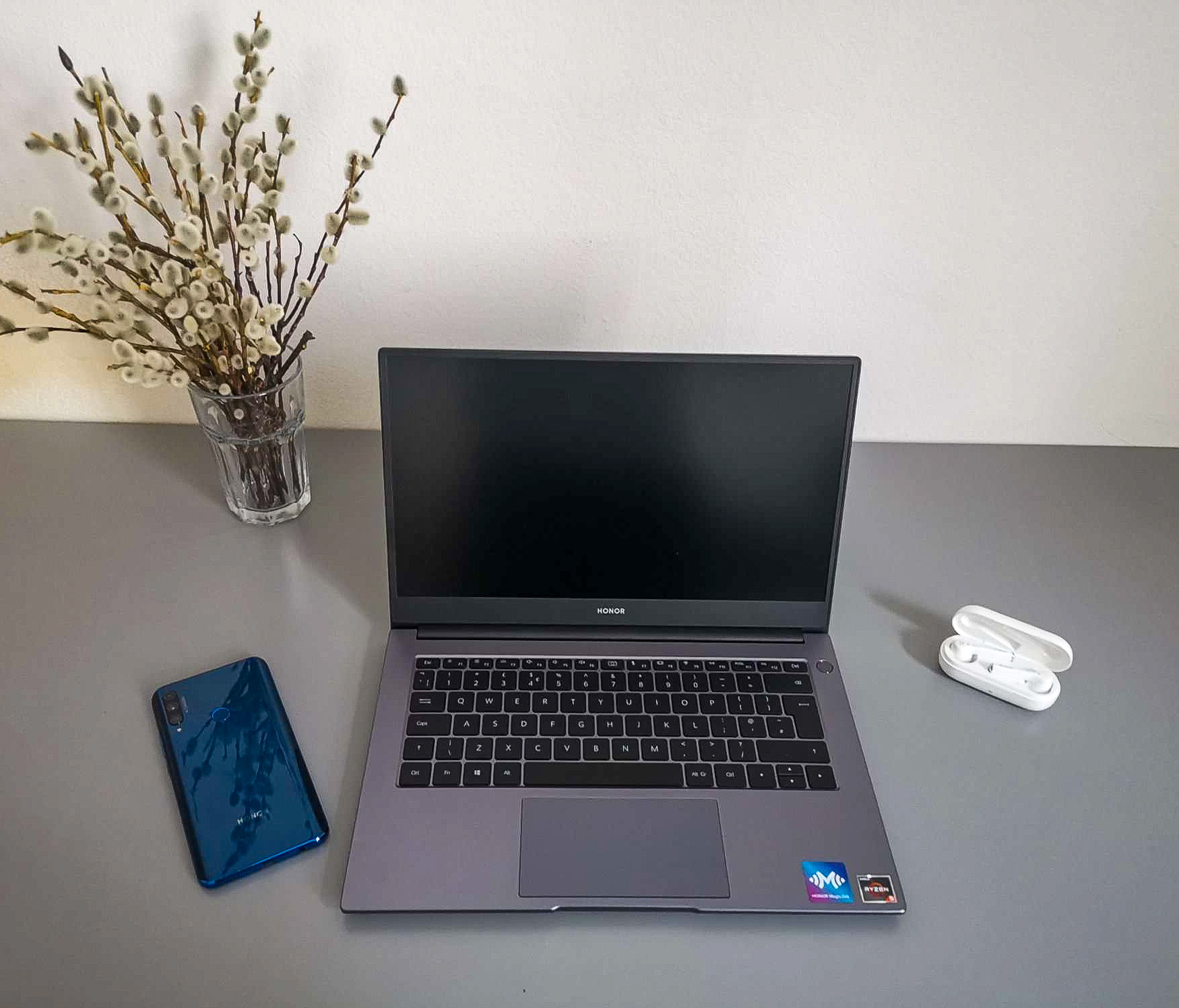 MagicBook-14-Share-amp-Show-how-the-MagicBook-fits-into-your-life